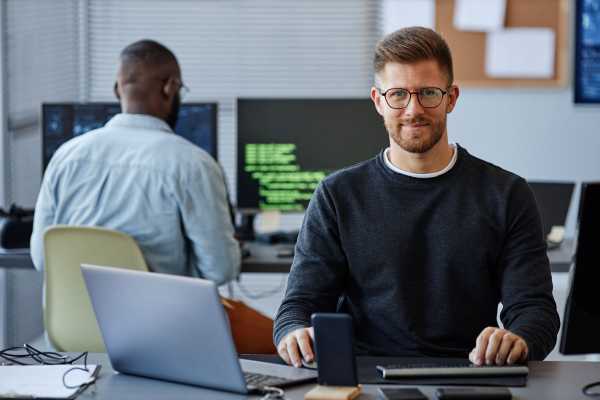 Article Cover Image: Headless CMS vs WordPress - Which One Is Better?