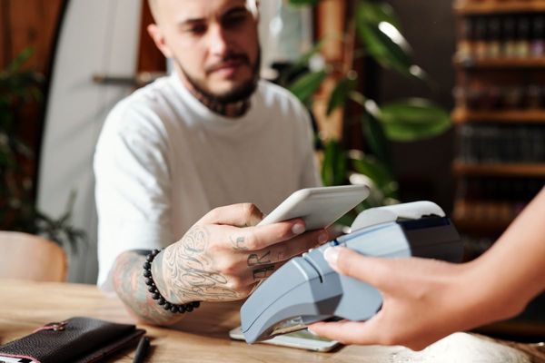 Article Cover Image: Saleor vs Shopify - Choosing The Best eCommerce Platform